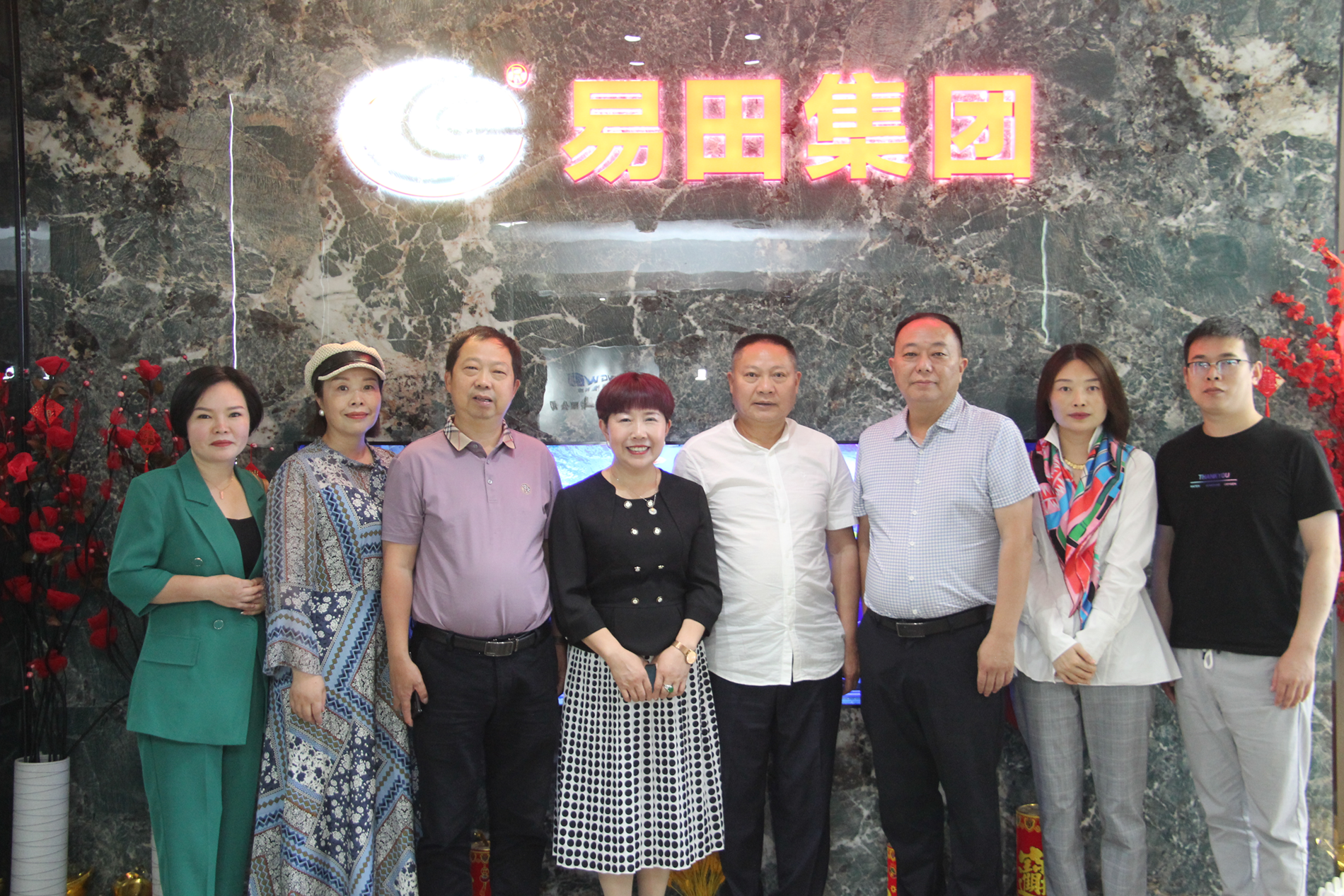 邹红英总经理和省上领导一起在优秀企业参观学习交流1.png